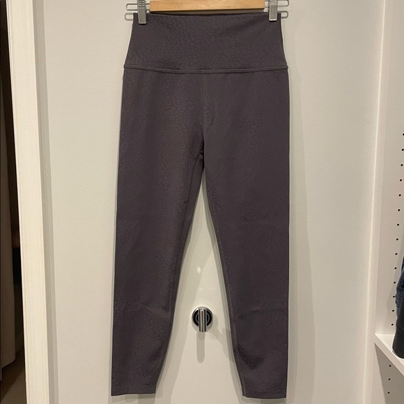 Beyond Yoga Set, Feline Jacquard High Waisted Midi Legging & Cropped Tank - Picture 10 of 16